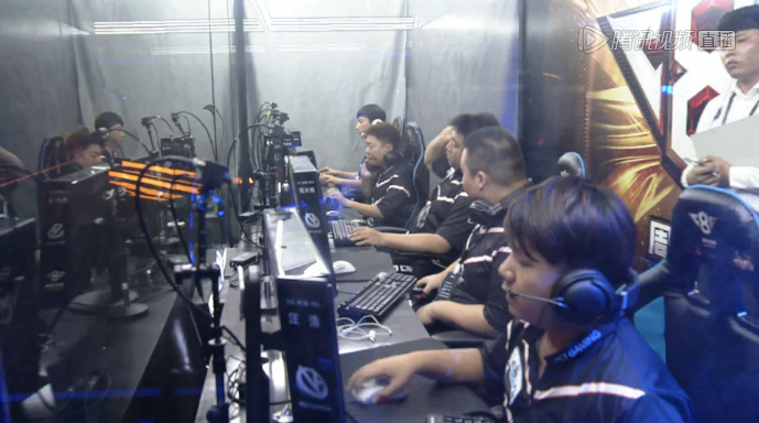 反T1装甲启动！Chovy阿狸两度单杀 T1双C轮流暴毙遭GEN横扫